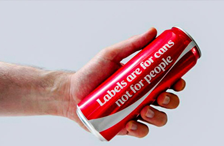 הכיתוב: "תוויות נועדו לפחיות, לא לאנשים" 