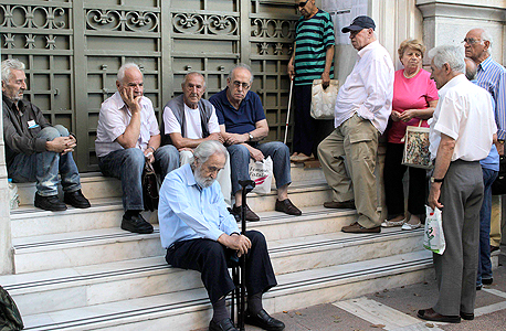 פנסיונרים מודאגים באתונה, צילום: אי פי איי