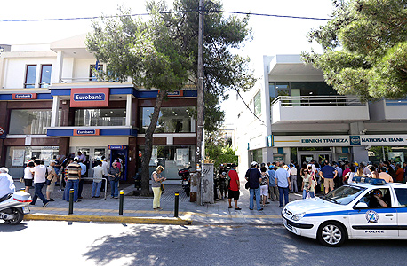 משטרה ליד כספומטים באתונה, היום, צילם: איי פי