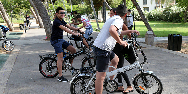רוכבים על אופניים חשמליים, צילום: יריב כץ