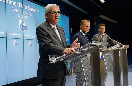 מסיבת העיתונאים הבוקר בבריסל. משמאל: נשיא הנציבות האירופית ז