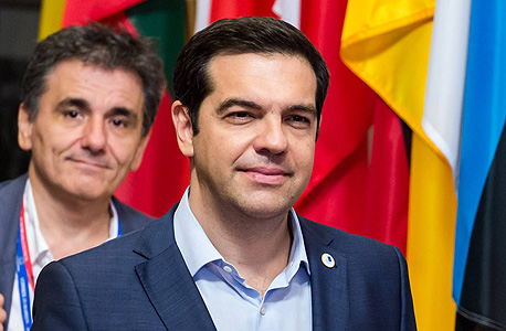מימין: ראש ממשלת יוון אלכסיס ציפרס ושר האוצר שלו אוקלידס צקאלוטוס