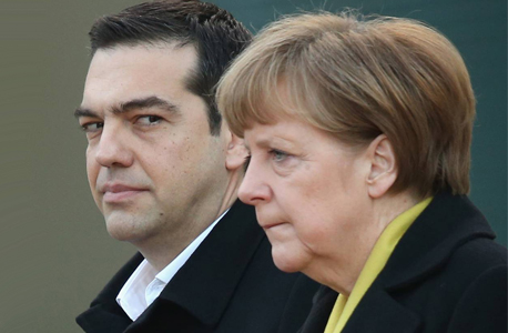 מימין: מרקל וציפרס. הדמוקרטיה היוונית הפסידה