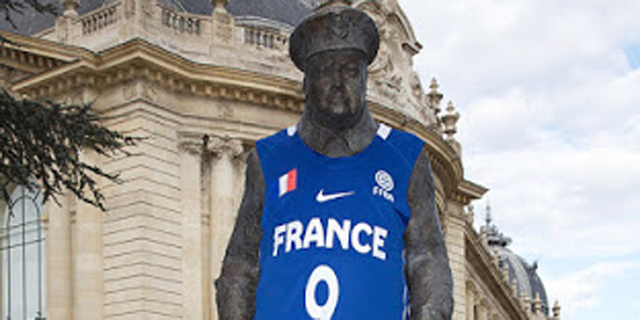 נייקי נקנסה בגלל שהלבישה את פסלו של ווינסטון צ&#39;רצ&#39;יל בפריז