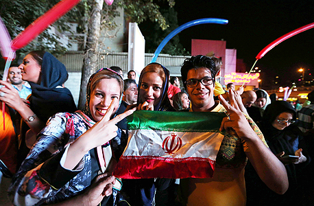 צעירים באיראן חוגגים את הסכם הגרעין