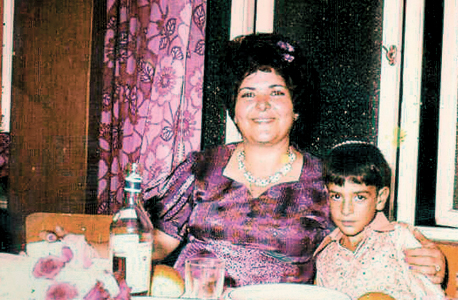 1969. אלי אורגד, בן 10, עם אמו יהודית בחתונה בנתניה