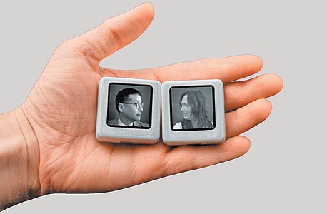 אבני המשחק מביטות זו על זו ומדברות ביניהן