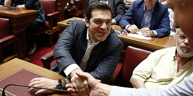 הפרלמנט היווני אישר לפנות בוקר את צעדי הצנע