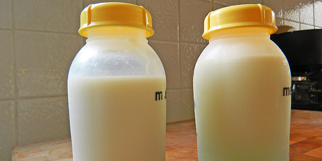 בקבוקי חלב אם. כיום הליך השיתוף חשוף לסכנות בריאותיות שונות, צילום: ויקיפדיה
