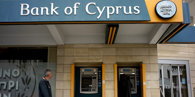 מקטינים סיכונים: הבנק הגדול בקפריסין מחסל את עסקיו ברוסיה