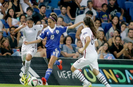 הנבחרת אמש נגד צרפת. נגמר 4-0. שרון זאבי, מנהלת פרויקט כדורגל הנשים בהתאחדות: "השטח איננו ערוך לספק לשחקניות מעטפת מקצועית ראויה" 
