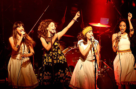 הופעל של A WA. מימין: תגל ותאיר חיים, ריף כהן ולירון חיים הופעל של A WA. מימין: תגל ותאיר חיים, ריף כהן ולירון חיים