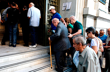 תור של אזרחי יוון ליד אחד מסניפי הבנקים באתונה
