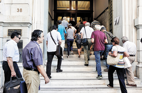 תור לבנק באתונה, בעיצומו של המשבר הכלכלי במדינה, צילום: אימג