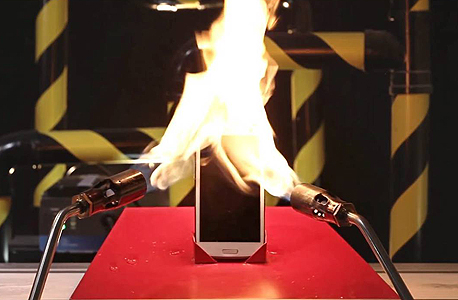 סמסונג גלקסי עולה באש פרסומת של וואןפלאס OnePlus 