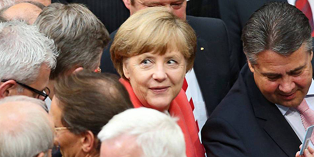 קנצלרית גרמניה אנגלה מרקל בהצבעה על תוכנית החילוץ בפרלמנט הגרמני השבוע, צילום: אי פי איי