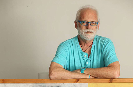 אילן סגל עם ציור של חגית פרידלנדר. לא מתערבים בתהליך המכירה