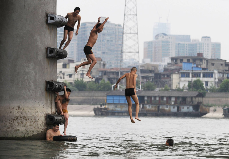 ילדים מזנקים אל נהר האון שבסין, צילום: איי אף פי