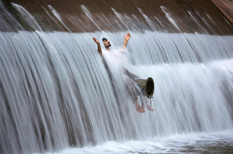 47 מעלות בצל. אדם מתקרר במי נהר ליד איסלמבאד, פקיסטן, צילום: איי פי 