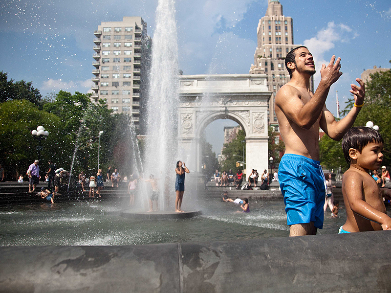 גם בארה"ב. ניו-יורקרים מתקררים במזרקות מנהטן, צילום: Vasilios Sfinarolakis