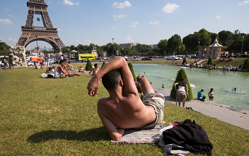 משתזפים ליד האייפל בפריז, צילום: רויטרס