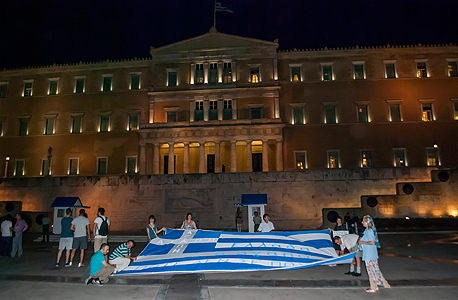 הפגנה אמש מחוץ לפרלמנט באתונה, צילום: אם סי טי