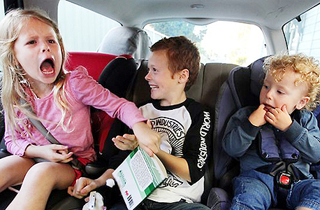 ילדים רבים ברכב. הכינו שקיות הפתעה, צילום: דיילי טלגרף, אוסטרליה