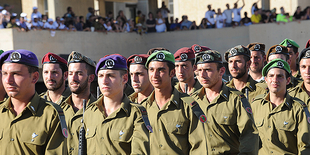 סיום קורס קצינים. כוח האדם מוסיף לגדול למרות ההמלצות על קיצוצים, צילום: ישראל יוסף