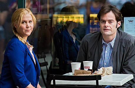 ביל היידר ואיימי שומר ב"אסון מהלך". לפי כל חוקי הז'אנר ביל היידר ואיימי שומר ב"אסון מהלך". לפי כל חוקי הז'אנר