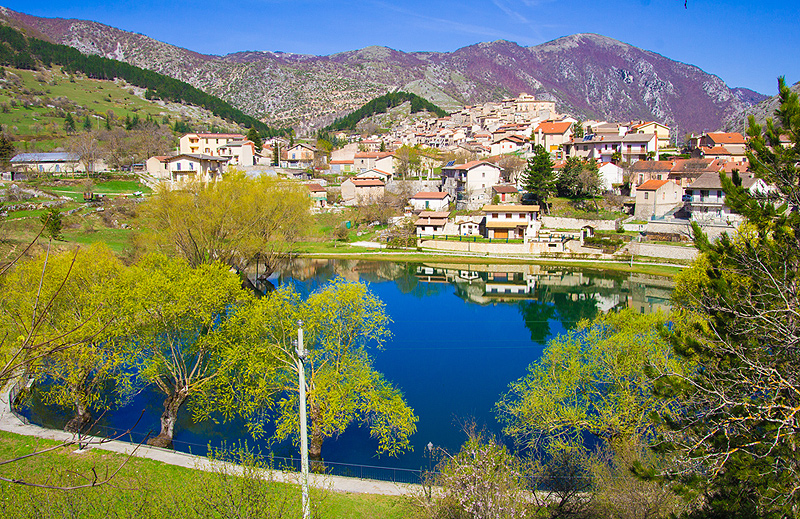 אברוצו, איטליה. שיעורי יוגה בחוץ