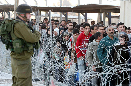 מעבר פלסטינים במחסום קלנדיה , צילום: עמית שאבי