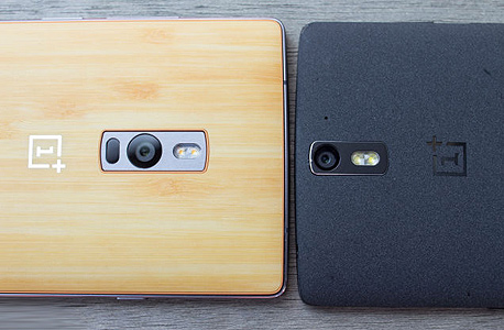 מכשיר ה-OnePlus 2 (משמאל), לצד קודמו