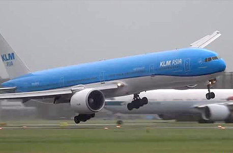 מטוס KLM נחיתה נמל תעופה סכיפהול הולנד, צילום: youtube
