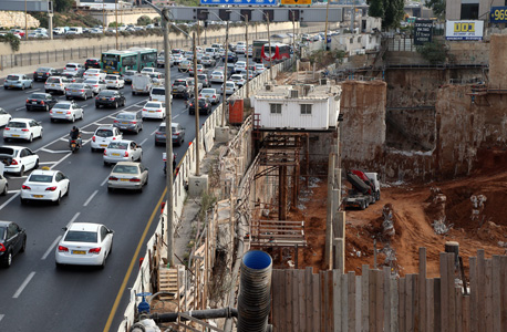 העבודות להקמת הרכבת הקלה בתל אביב. הקלפים נטרפו על בעלי הדירות , צילום: יריב כץ