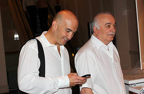 מימין: אליעזר פישמן ובנו איל 
