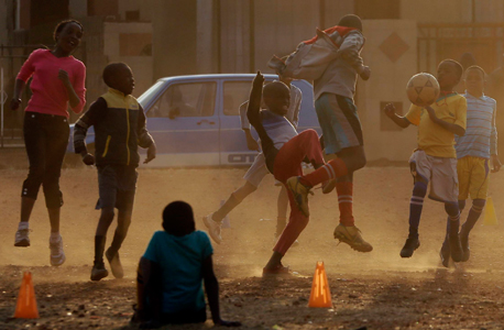 ילדים משחקים כדורגל באפריקה. קבוצות לא רשומות מנצלות אותם