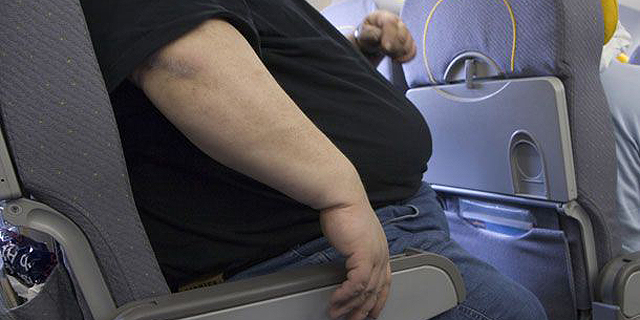 תובע את חברת התעופה: ישבתי ליד נוסע שמן וחטפתי כאבי גב
