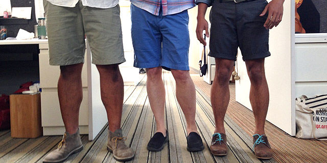 גברים במכנסיים קצרים בעבודה, מתי אפשר להעיר לעובד על מראהו החיצוני?, צילום: Take Two