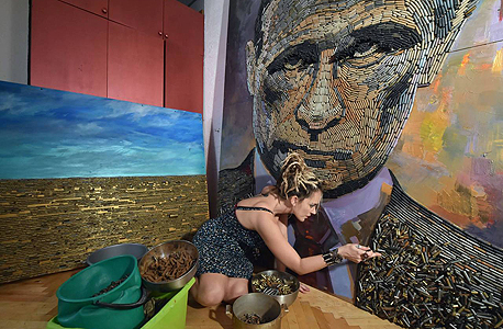 הכדור בידיים של פוטין דריה מרצ'נקו אמנית פורטרט של נשיא רוסיה ולדימיר פוטין פני מלחמה, צילום: איי אף פי