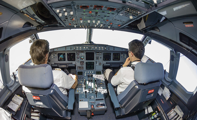 טייסים, מותר להם לטוס עד 12 שעות ברציפות, צילום: שאטרסטוק