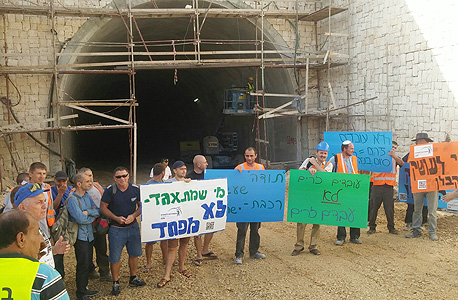 ההפגנה של עובדים זרים ברכבת ישראל בכניסה לירושלים במחאה על הלנת שכר