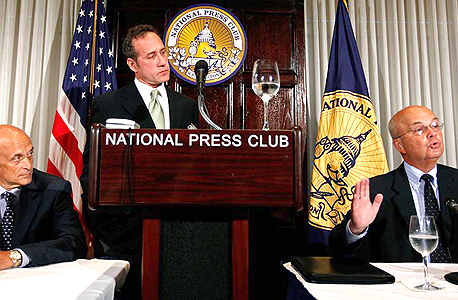 פיינדר (במרכז) עם מייקל היידן, לשעבר ראש ה־NSA‬ וה־CIA (מימין) ומייקל צ