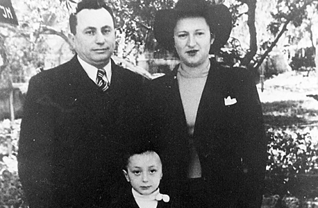 1942. חנינא ברנדס, בן חמש, עם הוריו גבריאל וחנה בחיפה