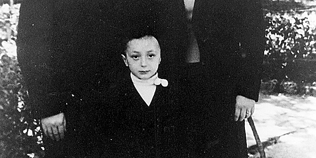 1942. חנינא ברנדס, בן חמש, עם הוריו גבריאל וחנה בחיפה