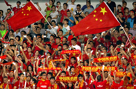 אוהדי כדורגל בסין. מנכ"ל החברה הרברט היינר אמר החודש שאינו מעריך כי הצמיחה של החברה בסין תסתיים, זאת על אף ההאטה הכלכלית האחרונה, מכיוון שיותר ויותר צרכנים מתעניינים בכדורגל. 