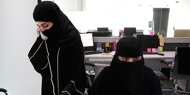 נשים עובדות בסעודיה. רק באישור הגבר, צילום: אם סי טי