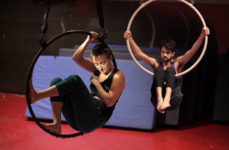 שיעור אקרובטיקה אווירית 