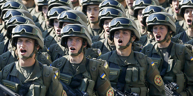 חיילים אוקראינים עם רובי &#39;תבור&#39; צעדו במצעד העצמאות בקייב