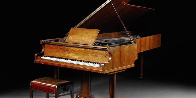 הפסנתר של להקת אבבא יעמוד למכירה פומבית