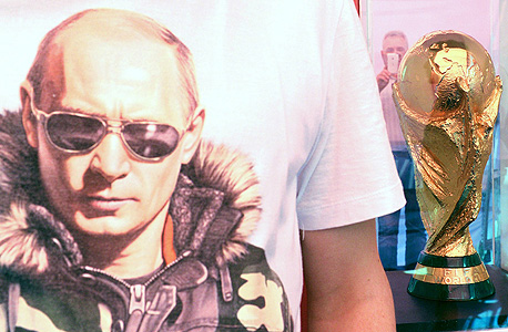 ולדימיר פוטין עם הגביע העולמי. 69% איבדו את האמון לחלוטין, צילום: איי אף פי